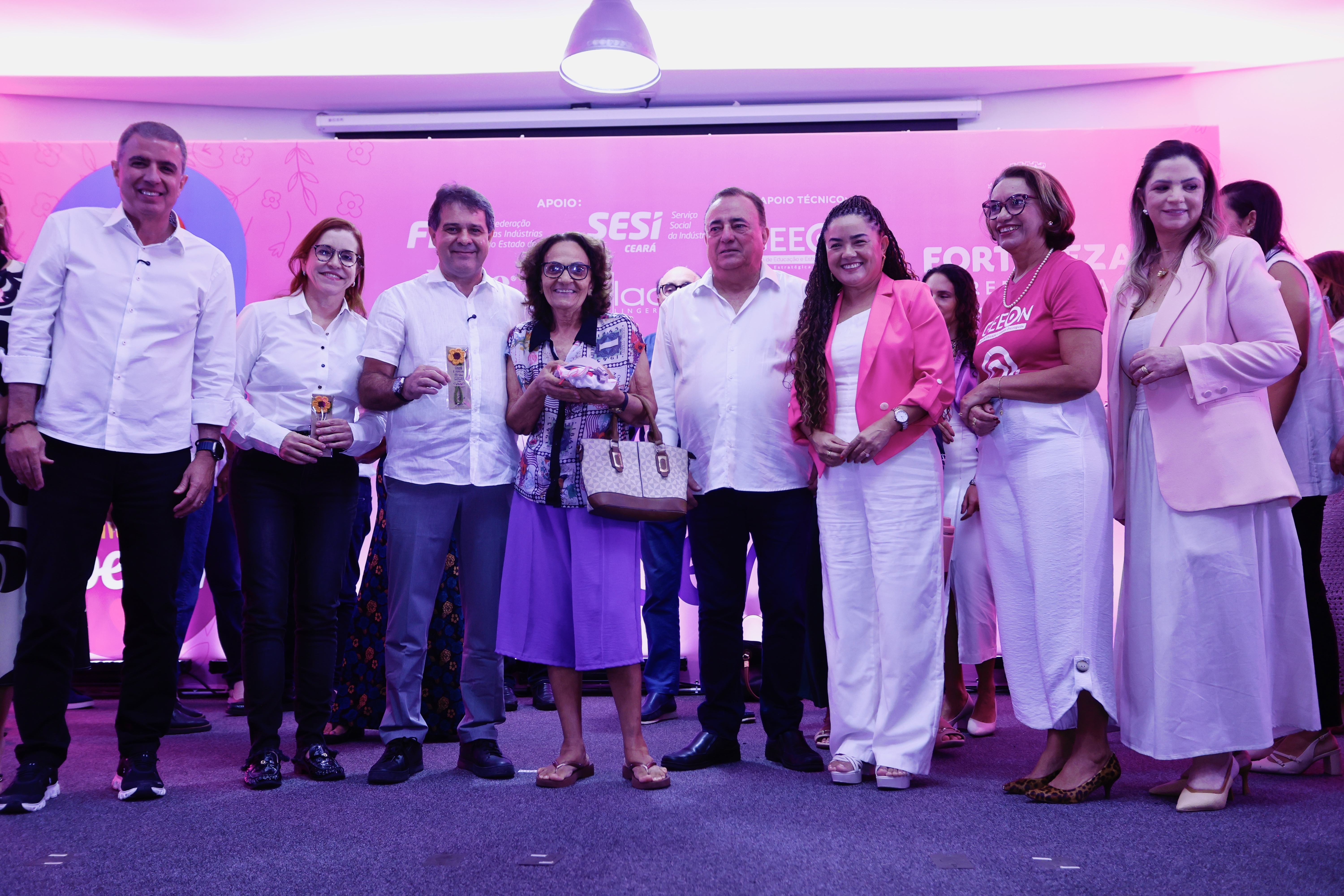 grupo de pessoas posa para a foto